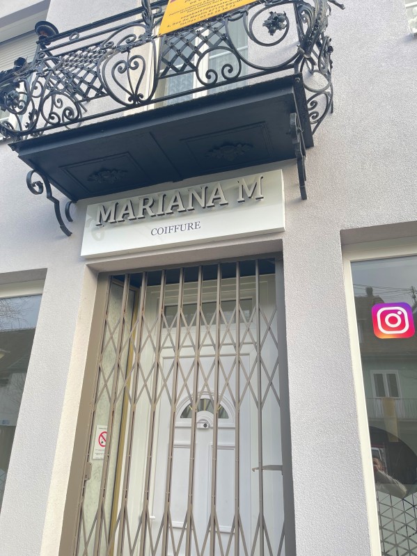Conception et fabrication d’une enseigne lumineuse avec la vitrophanie pour un salon de coiffure à Brumath